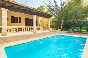 Villa Pomeres med pool og have. - Image 3