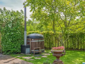 Idyllic House with hot tub and garden - Image 3