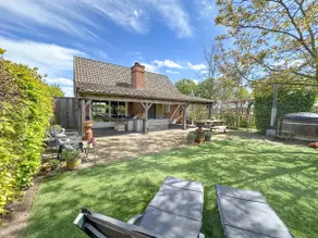 Idyllic House with hot tub and garden - Image 2
