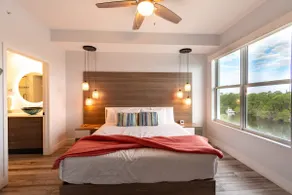 Waterfront condo w/ pool & sauna - Image 3
