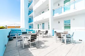 Waterfront condo w/ pool & sauna - Image 4