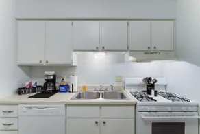 Stylish 2BR Apt w/ Parking, Near Airport - Image 2