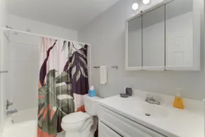 Stylish 2BR Apt w/ Parking, Near Airport - Image 5