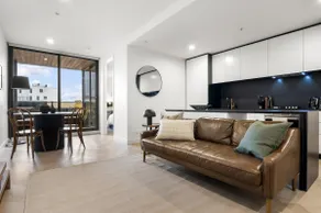 Modern, Elegant Hideaway - Just Off Smith St - Image 4