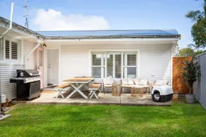 Fleur de Chalet - Pet Friendly - 10 Mins Walk to Beach - Image 3