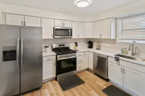 Modern Home near DT Libertyville and Naval Base - Image 5