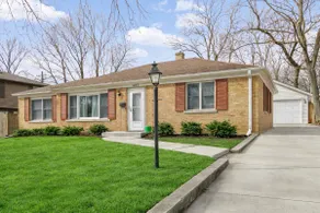 Modern Home near DT Libertyville and Naval Base - Image 4
