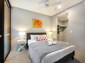1BR Luxury apt at prime location w carpark - Image 3