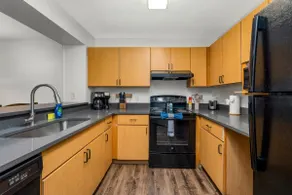 1st‑floor home w/pool, gym & pet‑friendly patio - Image 4