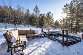 Walk to Village! Stunning timber chalet! Hot-Tub, Bonfire & more! - Image 3