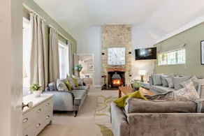 Beautifully presented dog friendly -Lakeside House - Image 4