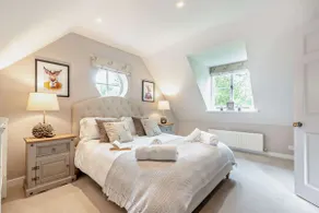 Beautifully presented dog friendly -Lakeside House - Image 3