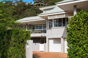 Designer Retreat Meets Vibrant Beachside Living - Image 5