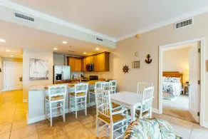 Waterfront Snowbird retreat with private balcony & - Image 4