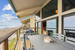 Seashore Retreat: Waterfront Haven - Image 4