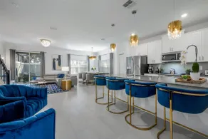 Luxury Chic Modern Home Prime Location - Image 2