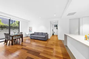 Modern 2BR Ground-Floor APT in Heart of Burwood - Image 2