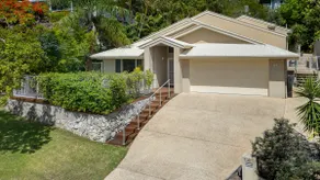 Spacious 4-Bed Family Retreat with Pool - Image 5