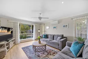 Spacious 4-Bed Family Retreat with Pool - Image 2