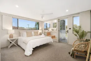 Coastal luxury, walk to beach! - Image 3