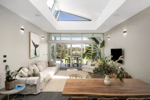 Coastal luxury, walk to beach! - Image 4