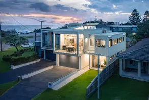 Coastal luxury, walk to beach! - Image 2