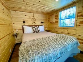 Riverfront Deluxe Cabin B - Hot Tub Access - Image 3