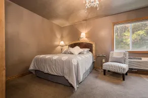 The William Penn | Jacuzzi Tub Historic Inn Room - Image 2
