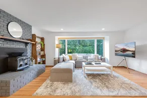 Charming and Spacious House with Relaxing Huge Deck - Image 3