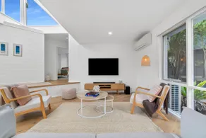 Sunlit Coastal Haven - 850m to Beach - Image 4