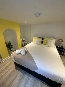 DLuxe Living Estates – Spacious 4BR Aylesbury Home - Image 4