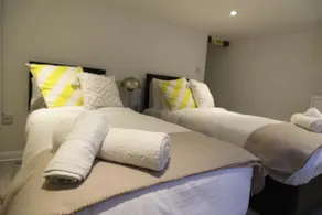 DLuxe Living Estates – Spacious 4BR Aylesbury Home - Image 5