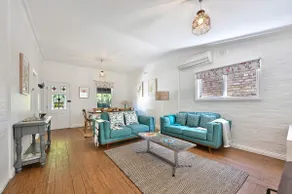Autumn Leaf Cottage - Close to CBD, Heritage Charm - Image 5