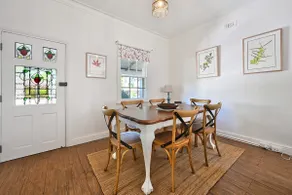 Autumn Leaf Cottage - Close to CBD, Heritage Charm - Image 3