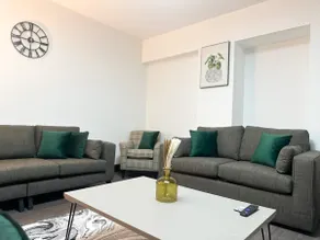 Superior 4 Bedroom Apartment 2 - Image 5