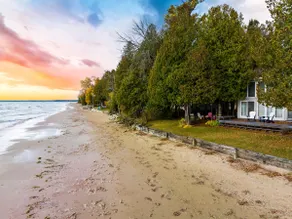 Lakefront Cottage · Sand Beach · Waterfront Deck - Image 4