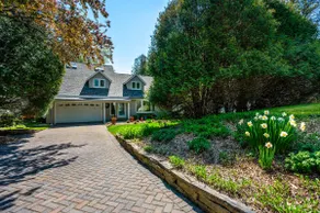 Lakefront Cottage · Sand Beach · Waterfront Deck - Image 5
