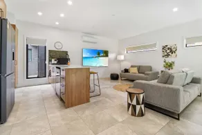 Storey Time I 2BR Townhouse for Melbourne Travel - Image 2