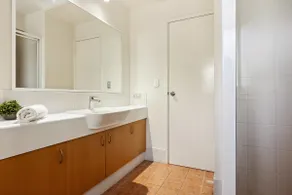 South Perth Garden Apt | Free Parking + River Walk - Image 5