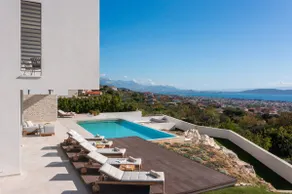 Weiträumige Villa mit Pool, Grill und Garten | Poolblick - Image 4