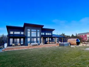 Majestic Oceanfront Chalet- Hot Tub & Sauna - Image 3