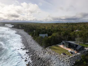 Majestic Oceanfront Chalet- Hot Tub & Sauna - Image 2