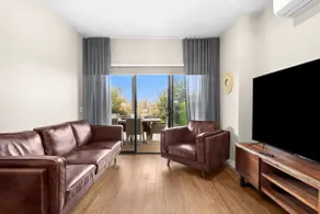Seaside Retreat - Steps from Surf and Cafes - Image 4