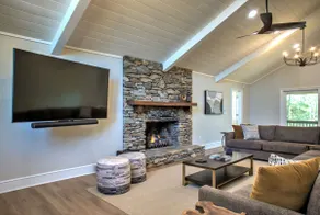 7 bdrm retreat with a hot tub & fire pit - Image 3