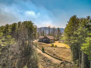 7 bdrm retreat with a hot tub & fire pit - Image 5
