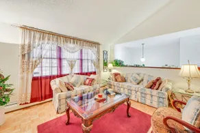 Vintage Windsor Home: Private Yard & Covered Deck - Image 4