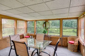 Vintage Windsor Home: Private Yard & Covered Deck - Image 2