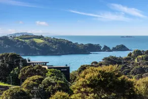 Taonga with panoramic sea views  - Image 4