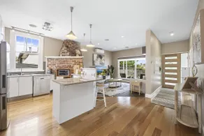 Lovely 3-Bed with Alfresco Dining in Prime Suburb - Image 4