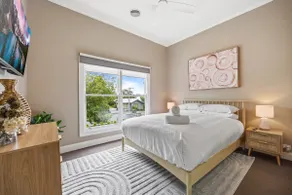 Lovely 3-Bed with Alfresco Dining in Prime Suburb - Image 2